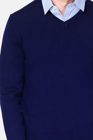 Klassischer Pullover mit V-Ausschnitt und langen Ärmeln aus 3-fädigem Strick
