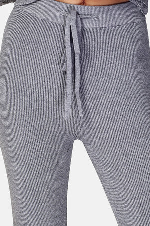 High-waisted trousers, slim hem in English rib