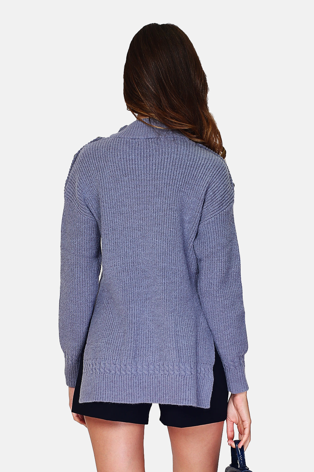 Pullover mit hohem Kragen, geschlossen durch eine Knopfleiste an der Schulter, unten aus Zopfmuster mit langen Ärmeln und Schlitzen an den Seiten