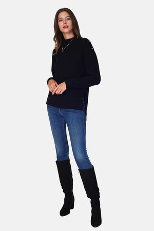 High neck sweater closed by a button placket on the shoulder, on the bottom in cable knit with long sleeves Slits on the sides
