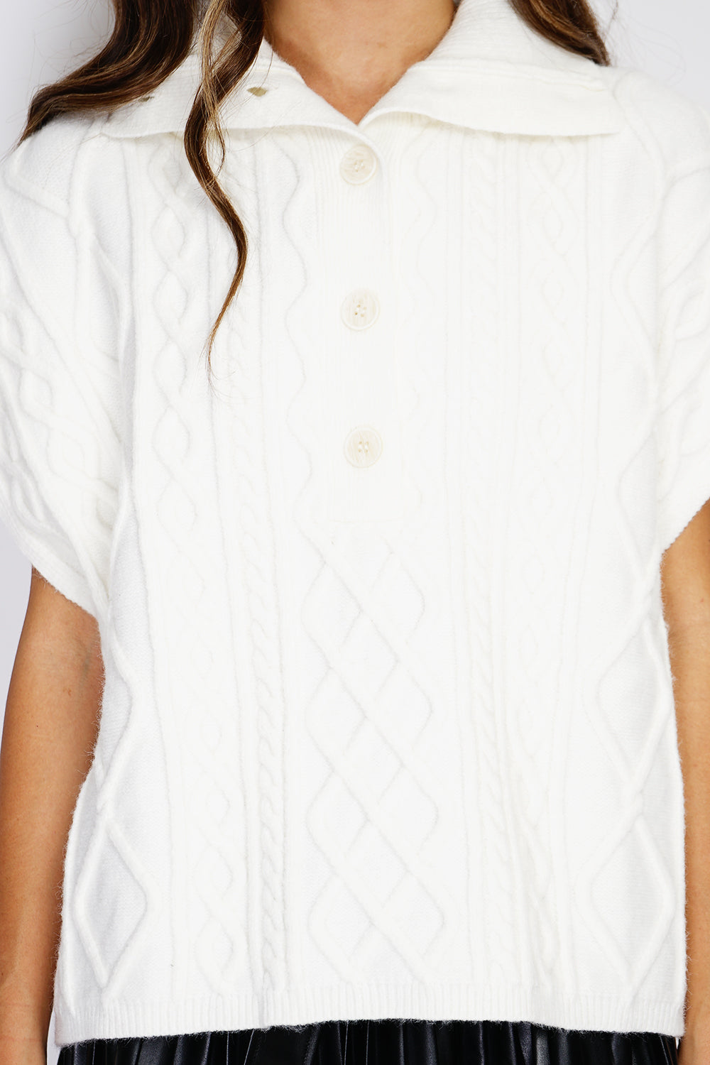 Pull large à capuche poche poitrine – Blanc cassé – C&Jo