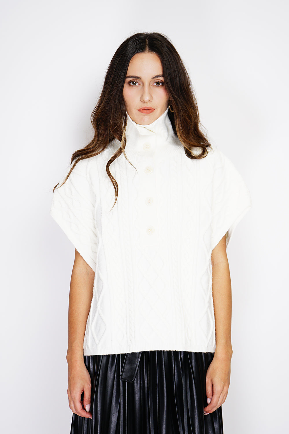 Pull large à capuche poche poitrine – Blanc cassé – C&Jo