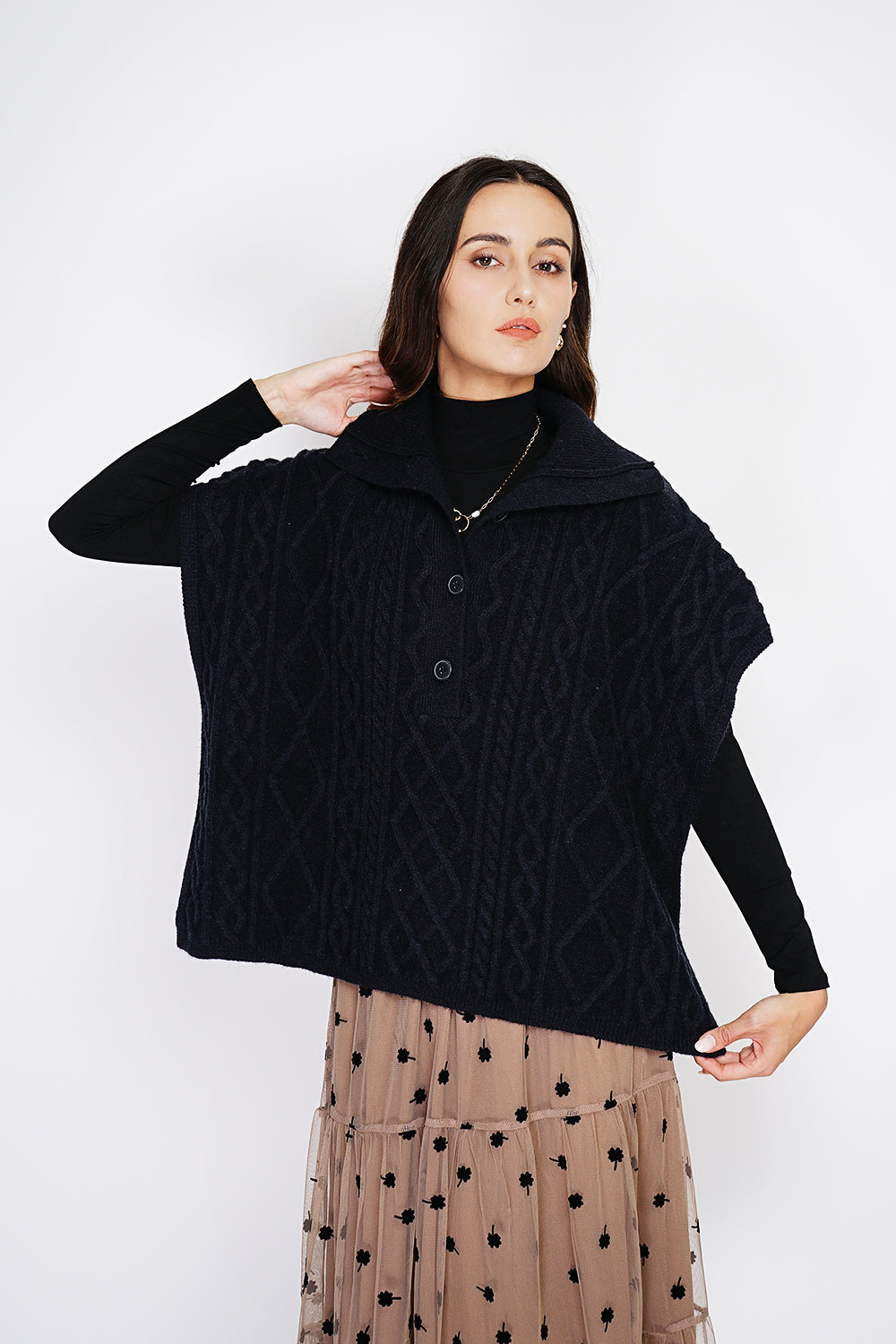 Pull large à capuche poche poitrine – Noir – C&Jo