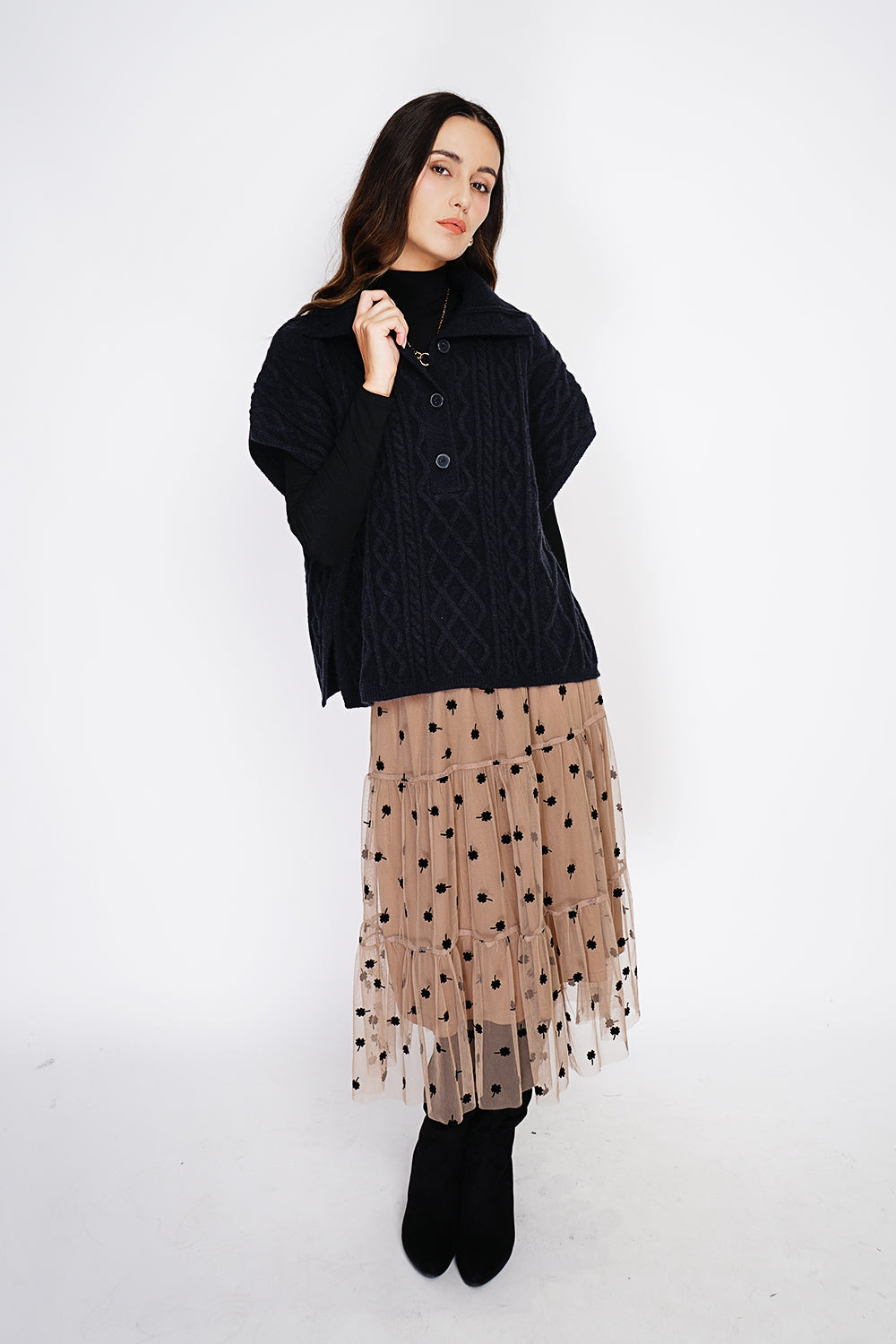 Pull large à capuche poche poitrine – Noir – C&Jo