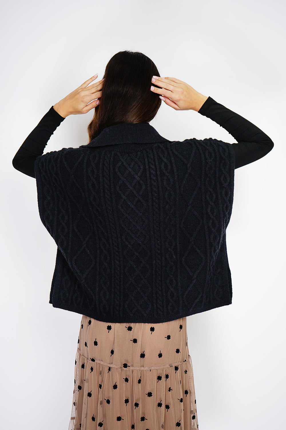 Pull large à capuche poche poitrine – Noir – C&Jo