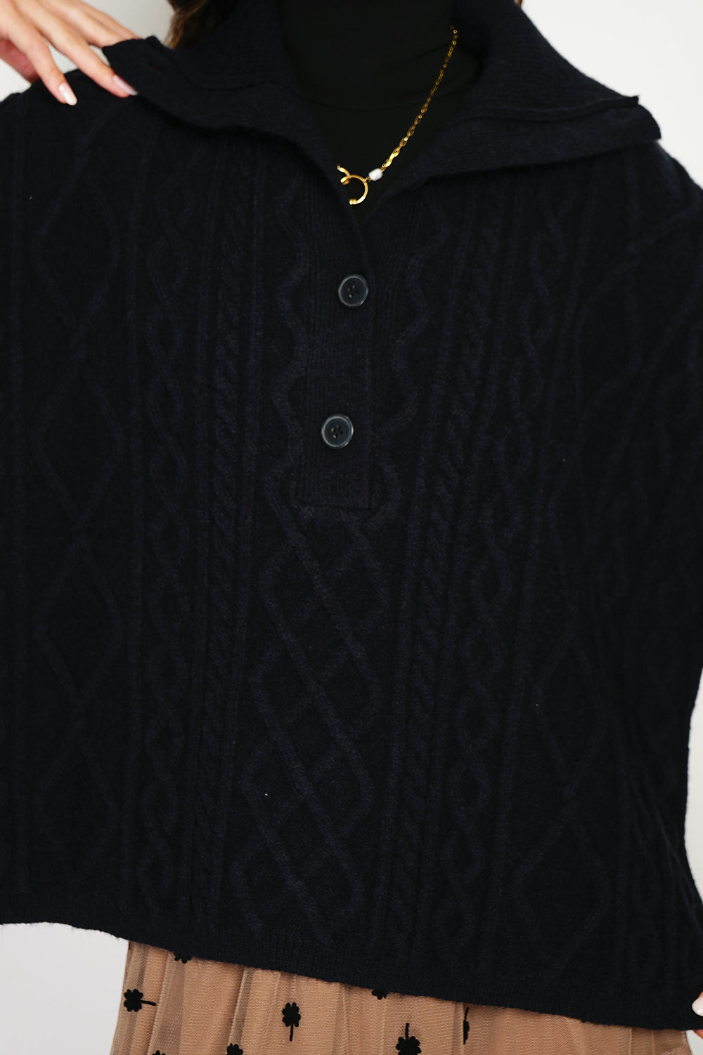 Pull large à capuche poche poitrine – Noir – C&Jo