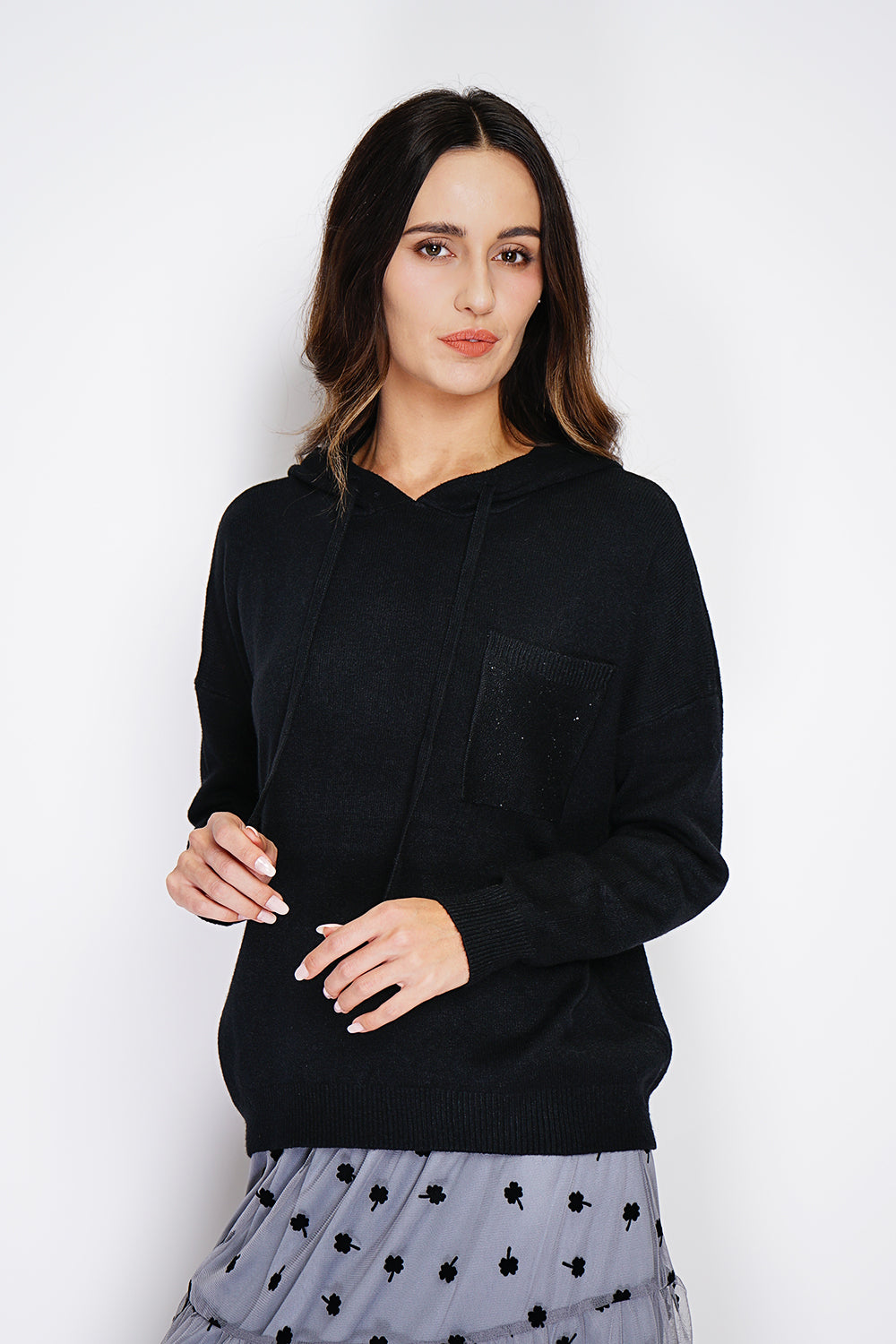 Hooded sweater with fancy patch pocket on the chest in long sleeves in 4 threads