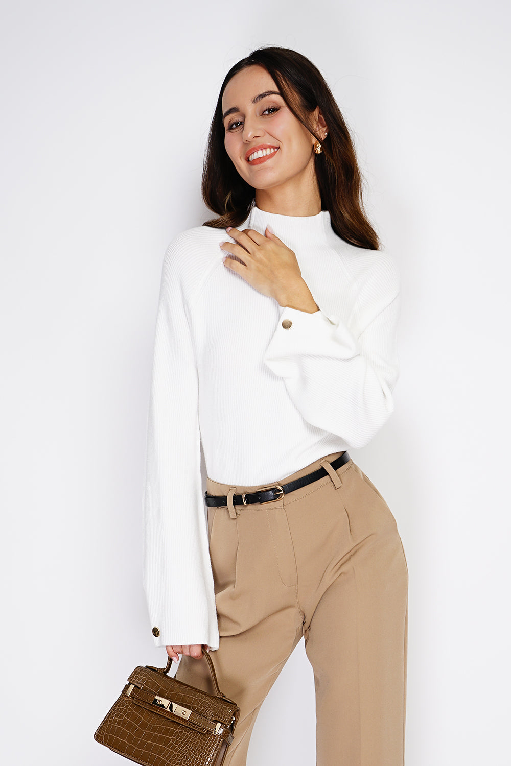 Pull col montant côtelé manches boutonnées – Blanc cassé – C&Jo