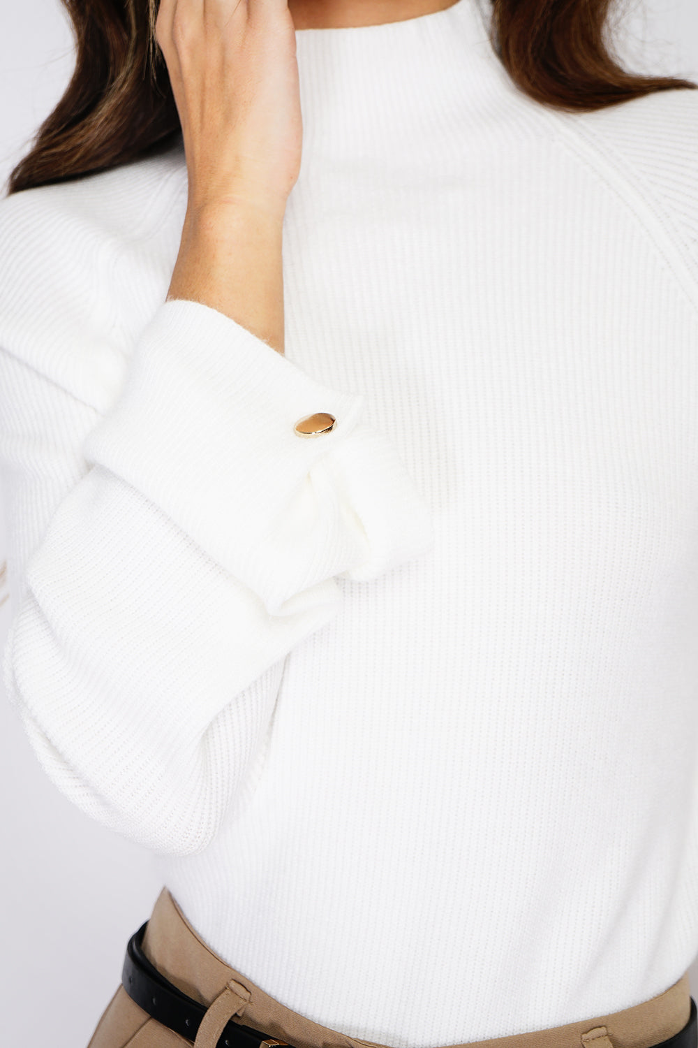 Pull col montant côtelé manches boutonnées – Blanc cassé – C&Jo