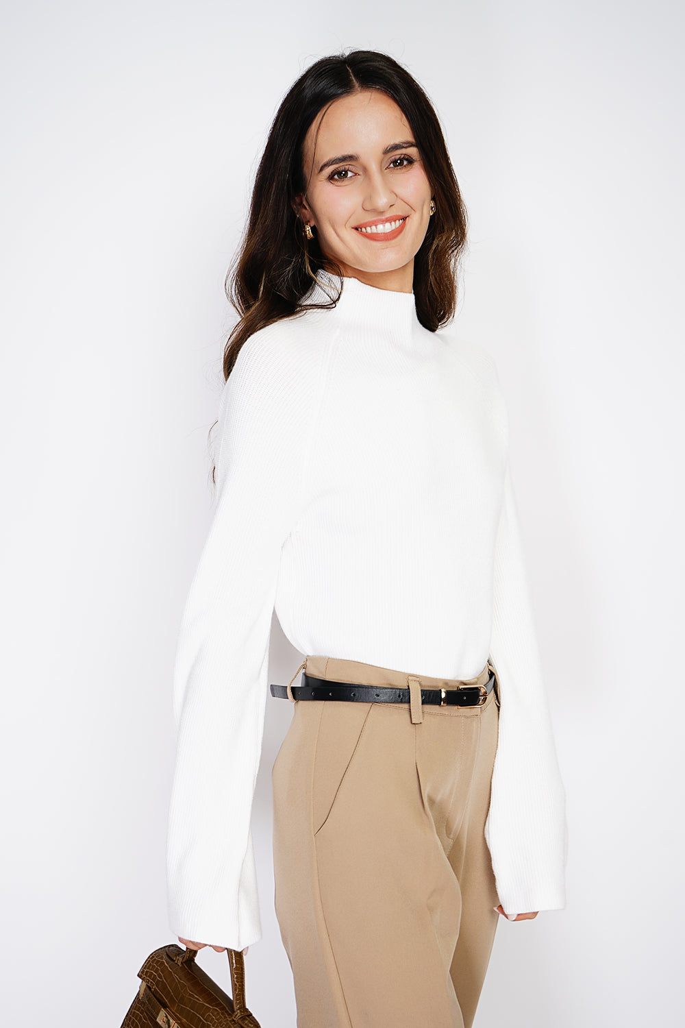 Pull col montant côtelé manches boutonnées – Blanc cassé – C&Jo