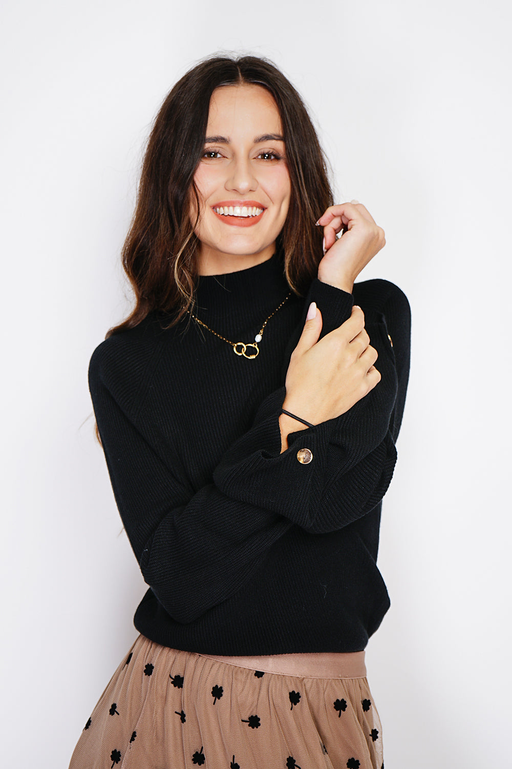 Pull col montant côtelé manches boutonnées – Noir – C&Jo