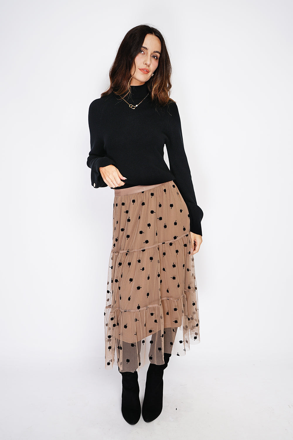 Pull col montant côtelé manches boutonnées – Noir – C&Jo