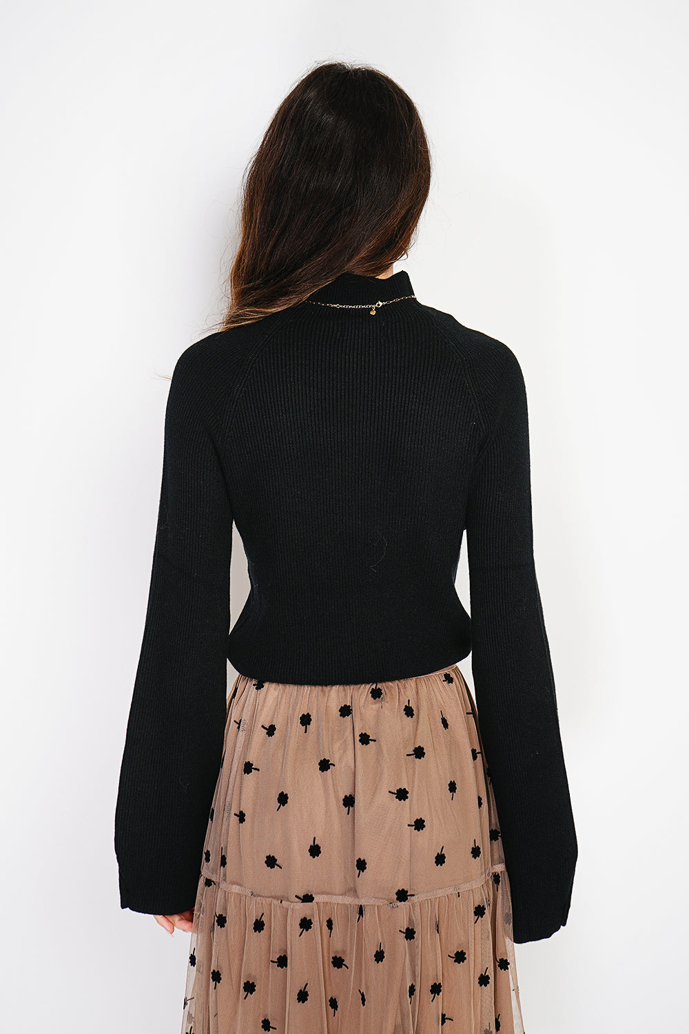 Pull col montant côtelé manches boutonnées – Noir – C&Jo