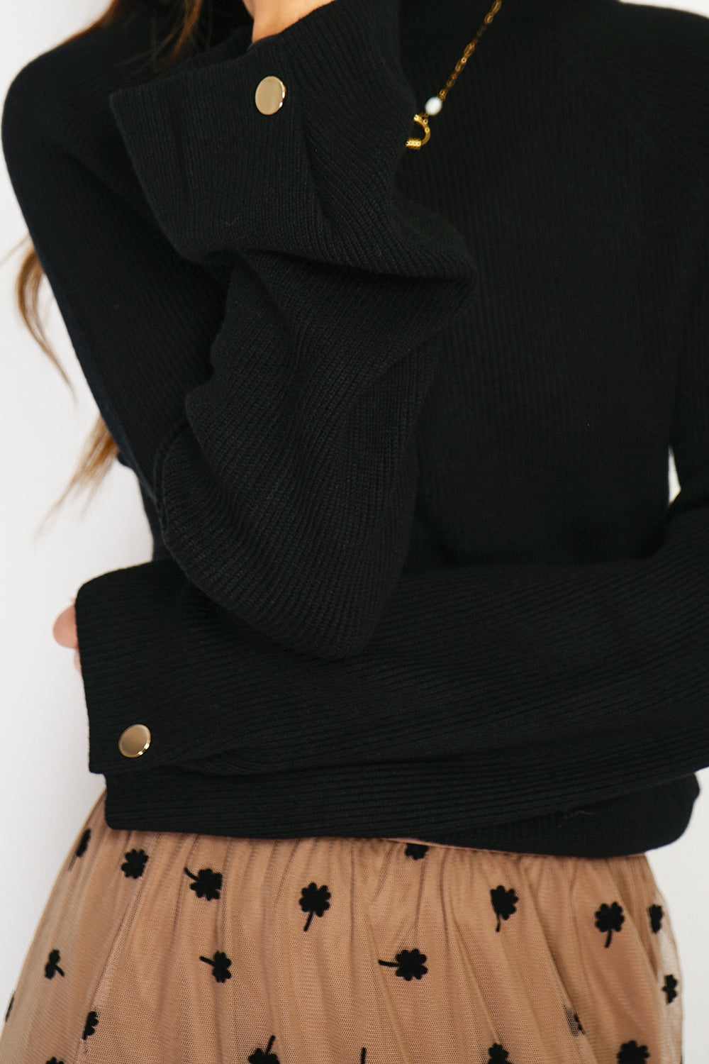 Pull col montant côtelé manches boutonnées – Noir – C&Jo