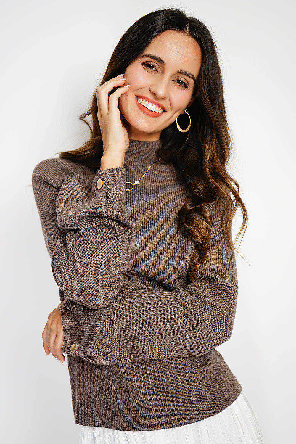 Pull col montant côtelé manches boutonnées – Taupe – C&Jo