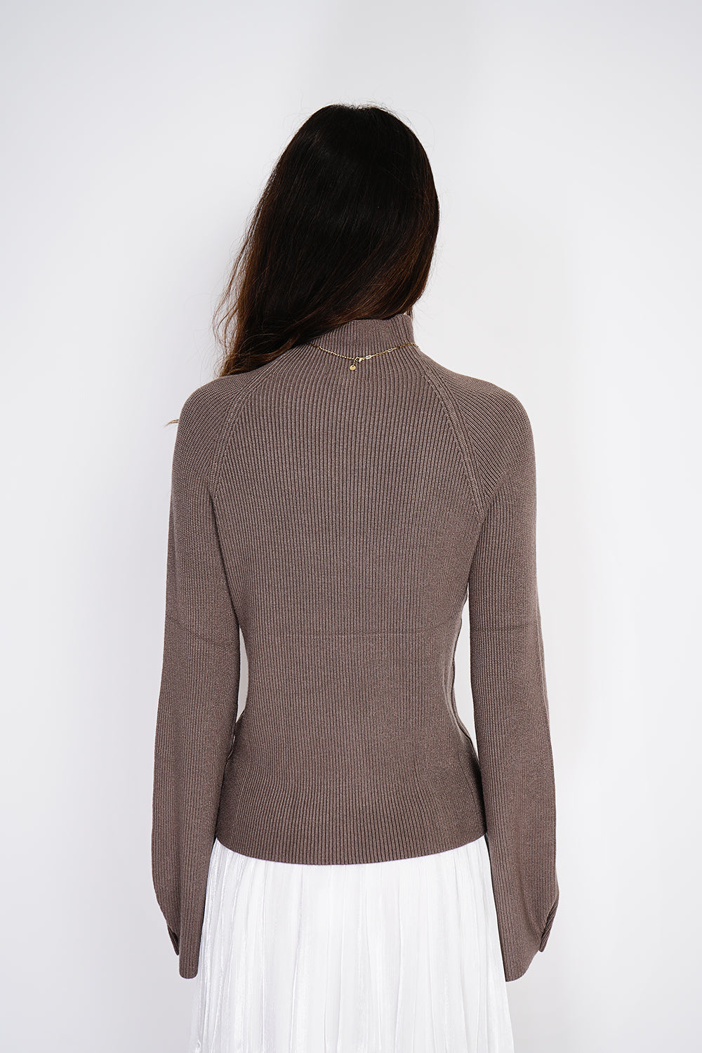 Pull col montant côtelé manches boutonnées – Taupe – C&Jo