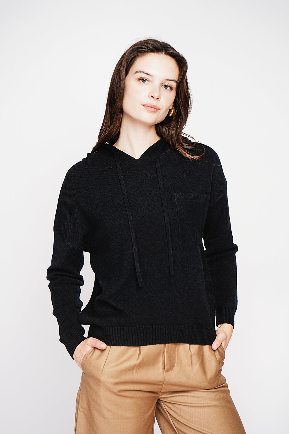 Pull à capuche poche plaquée 4 fils – Noir – C&Jo