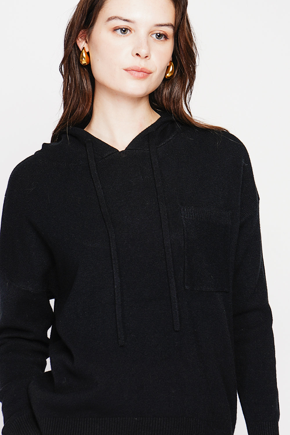 Pull à capuche poche plaquée 4 fils – Noir – C&Jo