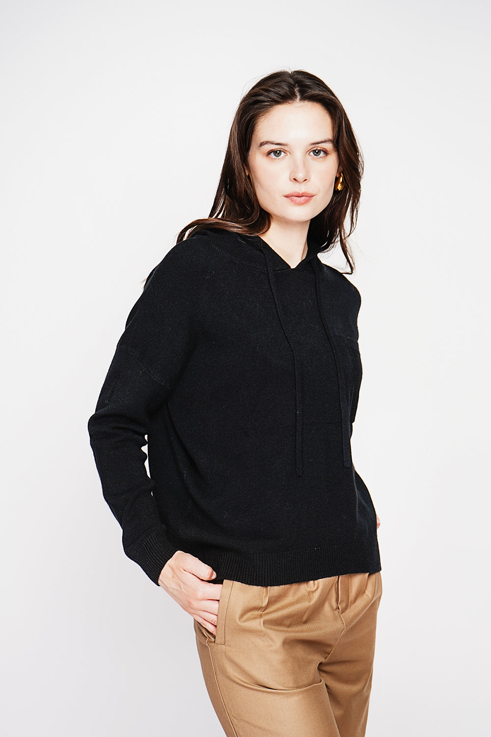 Pull à capuche poche plaquée 4 fils – Noir – C&Jo