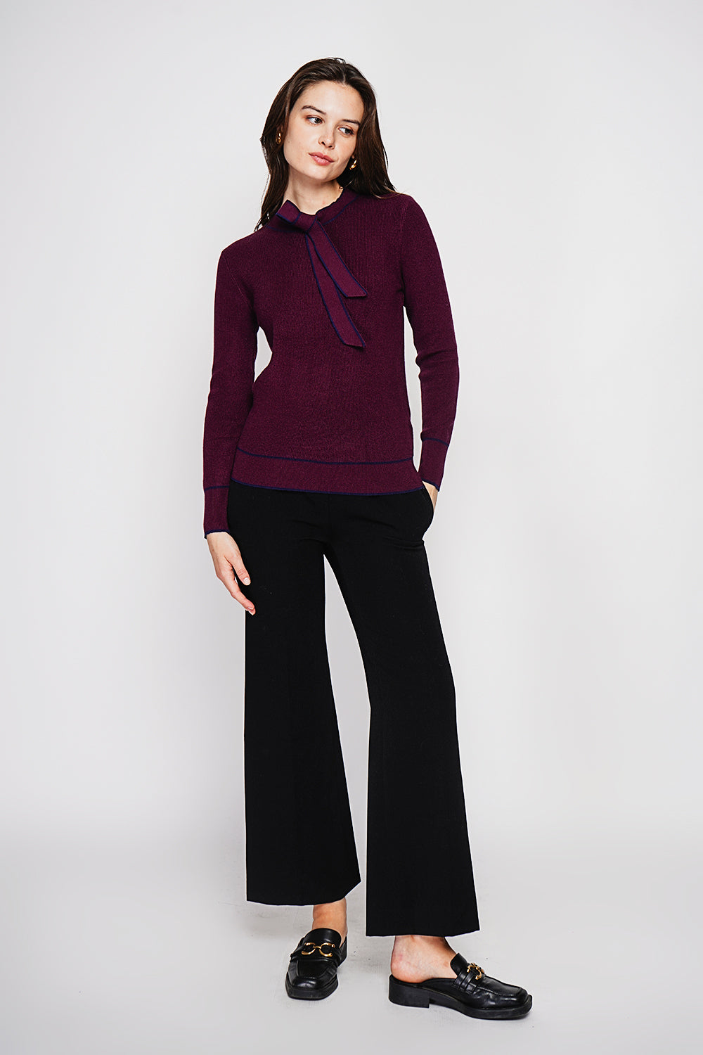 Two-tone V-neck sweater with knot and long sleeves