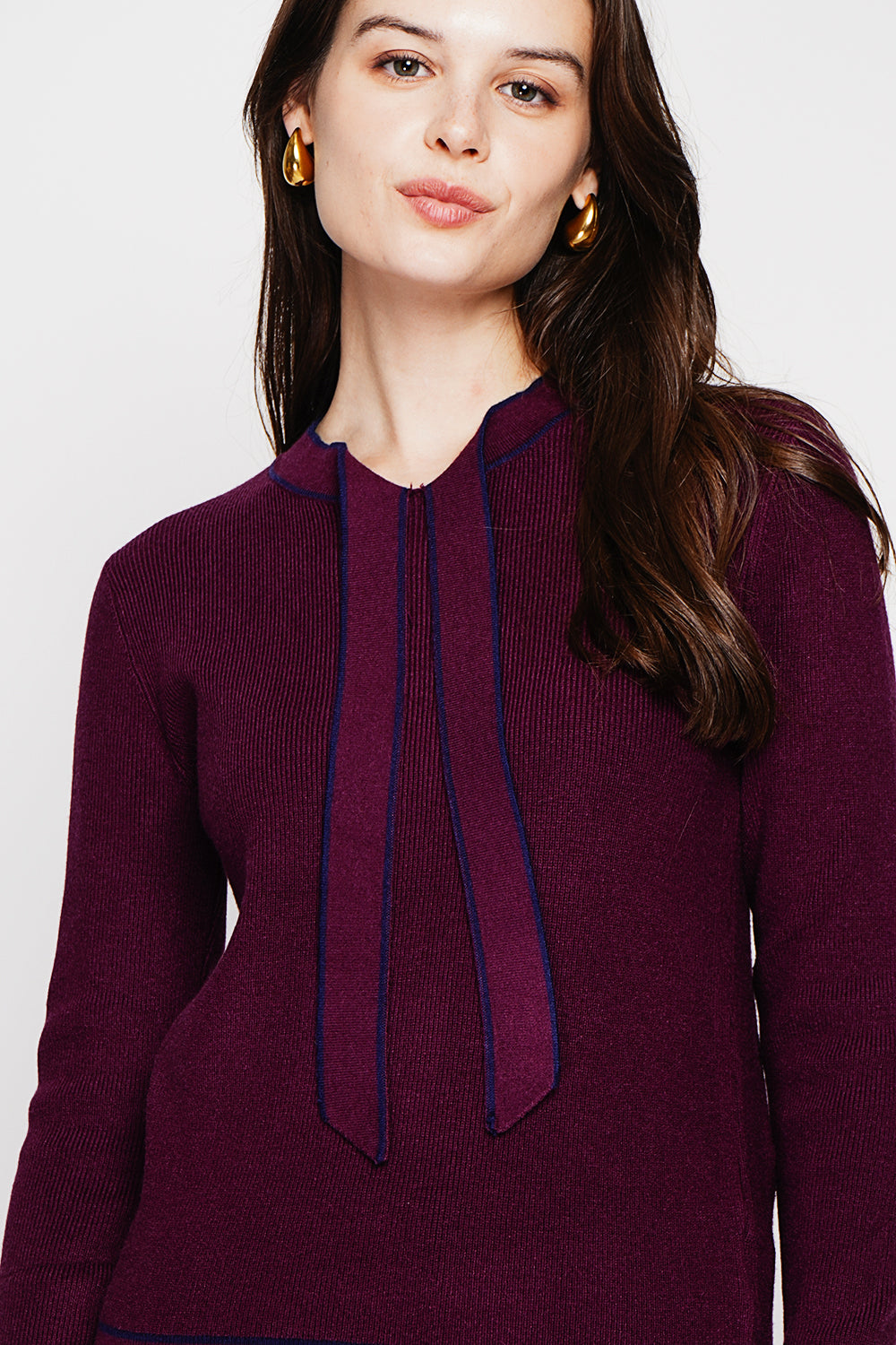 Two-tone V-neck sweater with knot and long sleeves