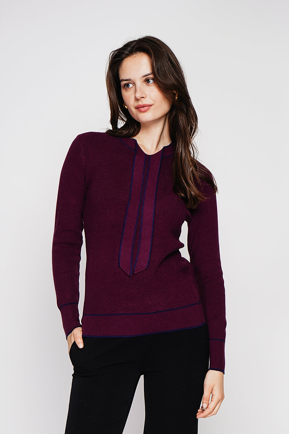 Two-tone V-neck sweater with knot and long sleeves