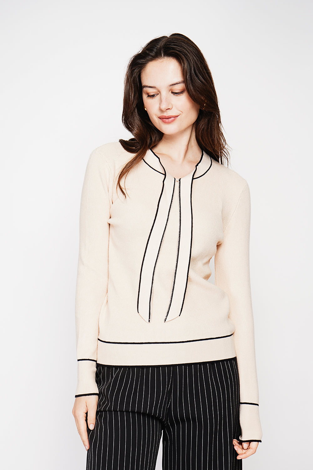 Two-tone V-neck sweater with knot and long sleeves