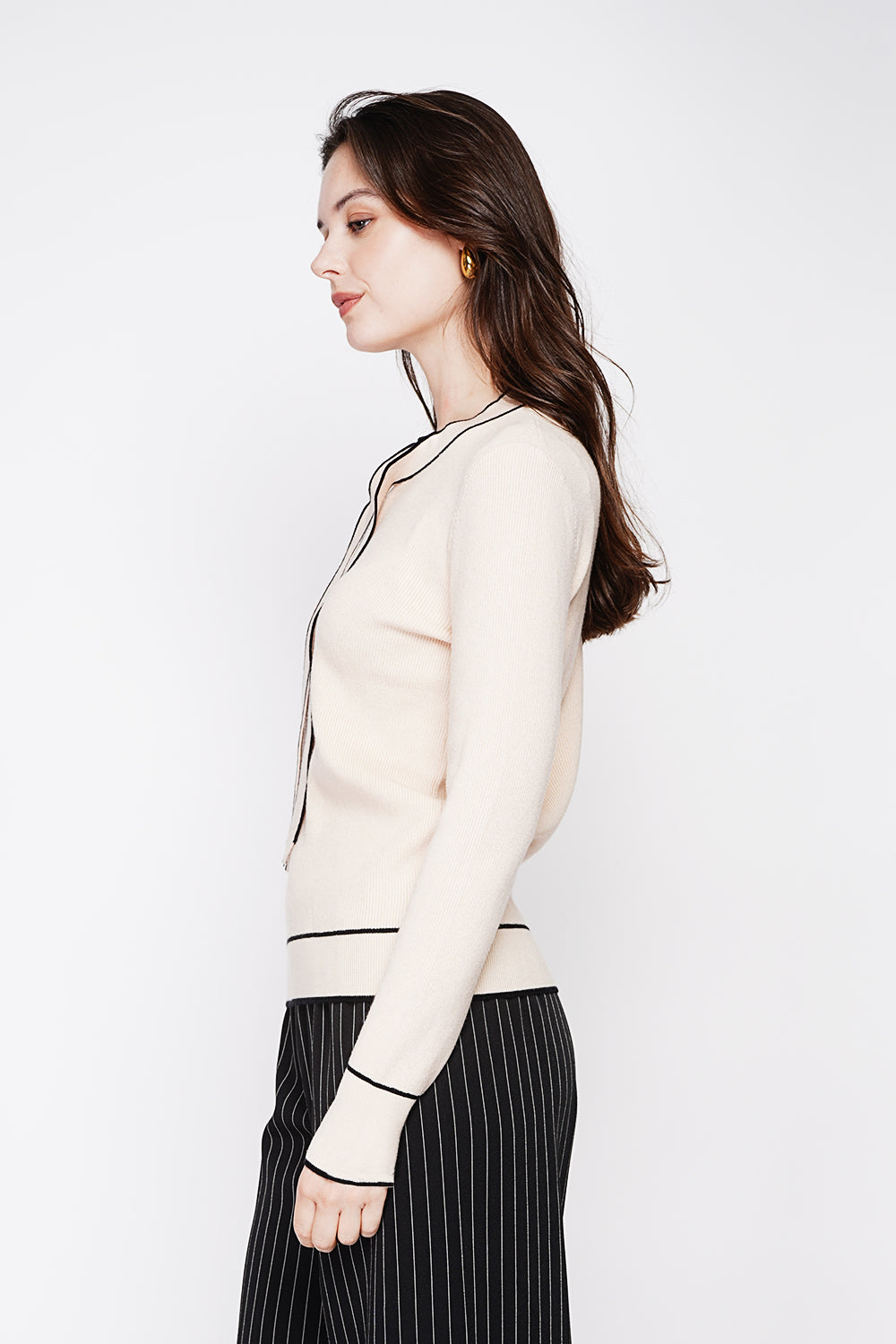 Two-tone V-neck sweater with knot and long sleeves