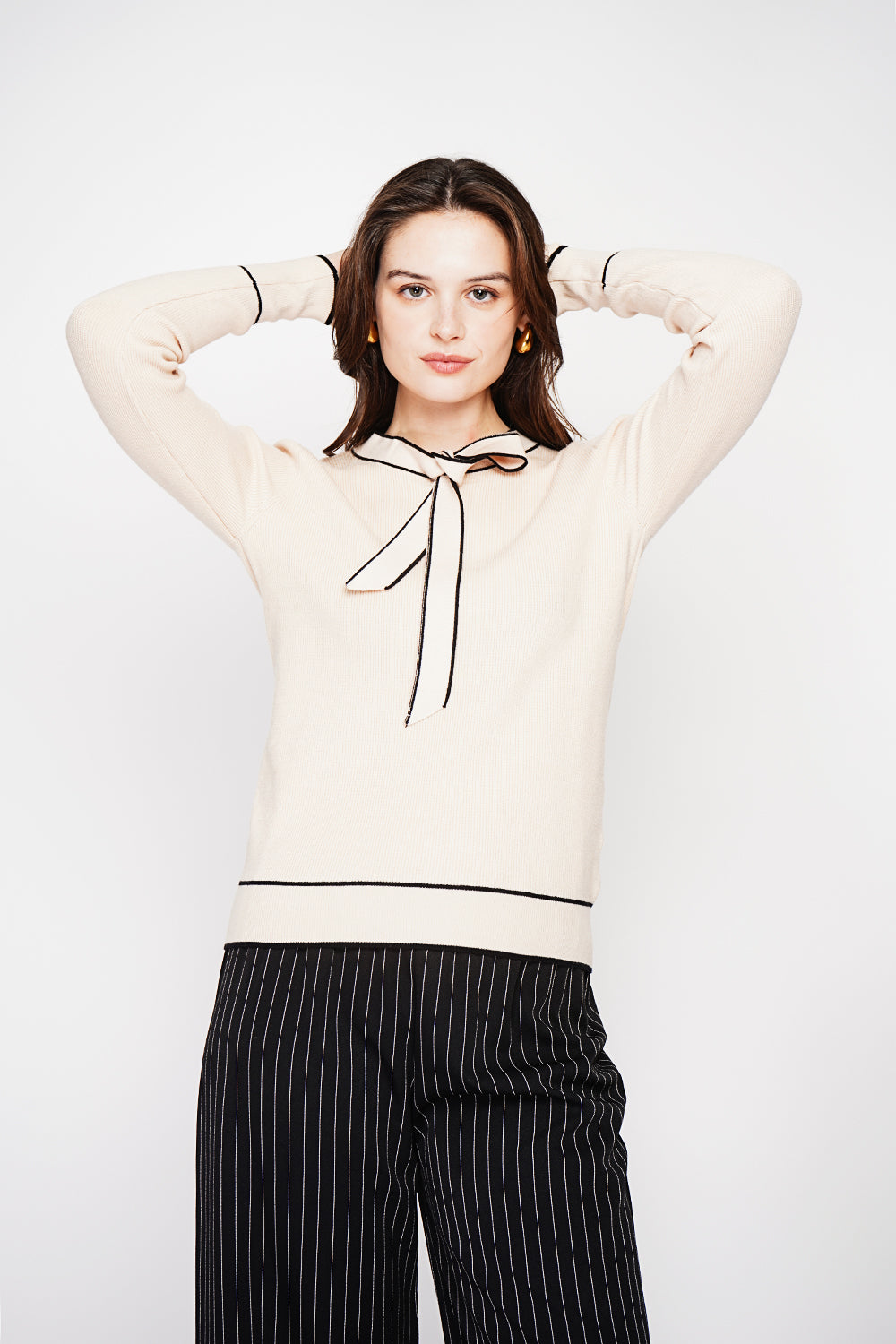Two-tone V-neck sweater with knot and long sleeves