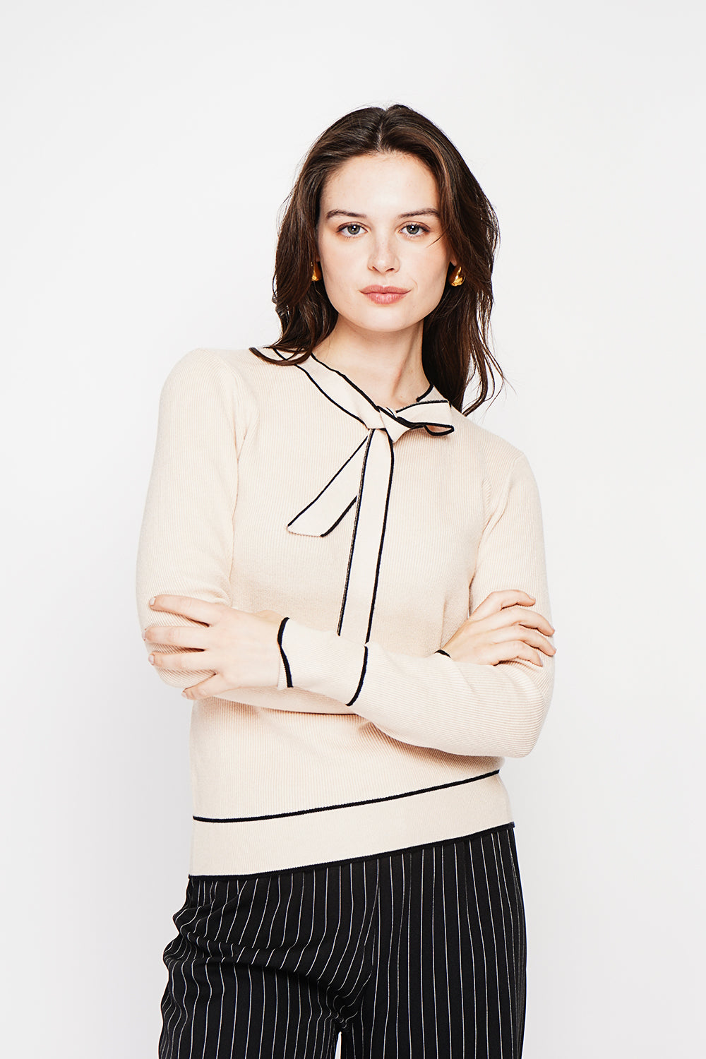 Two-tone V-neck sweater with knot and long sleeves – Cream – C&Jo