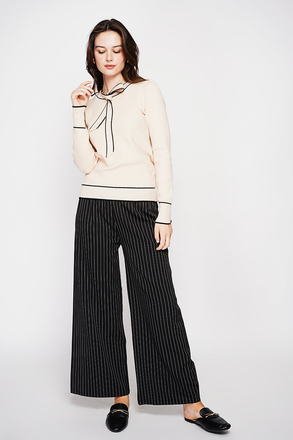 Two-tone V-neck sweater with knot and long sleeves