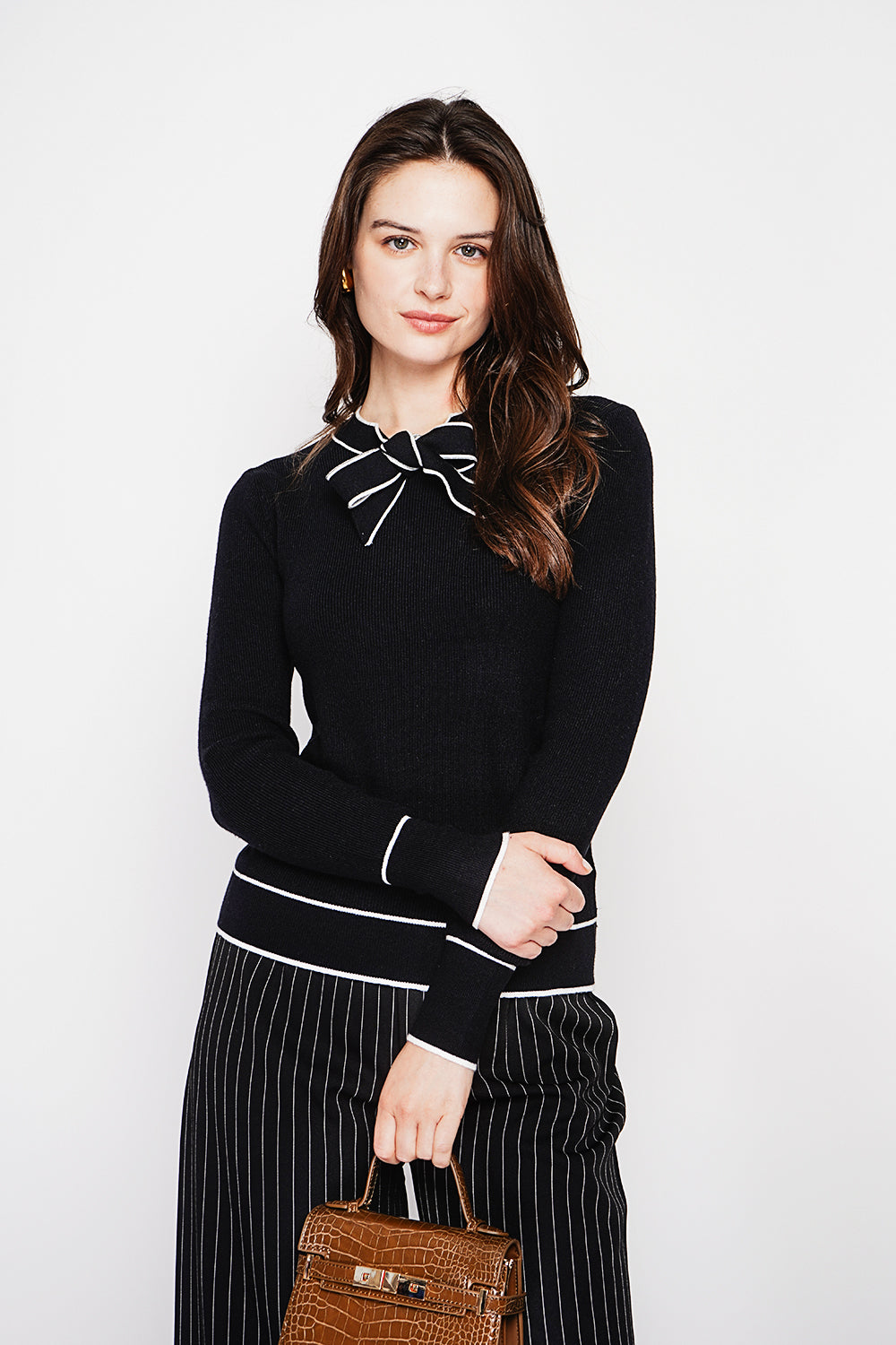 Two-tone V-neck sweater with knot and long sleeves