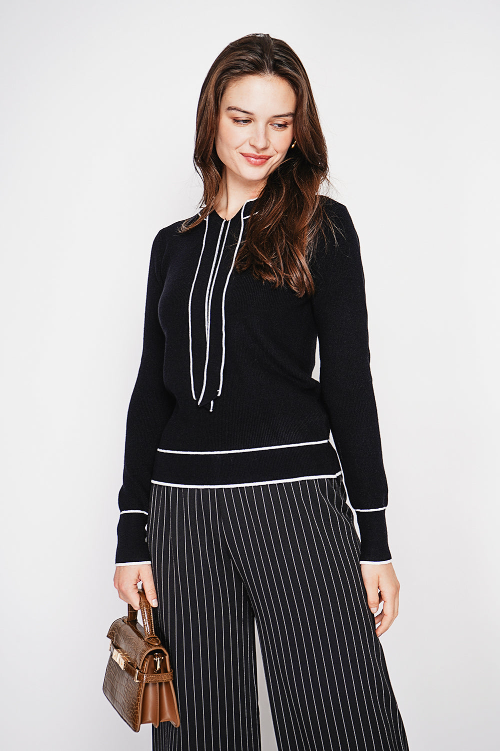 Two-tone V-neck sweater with knot and long sleeves