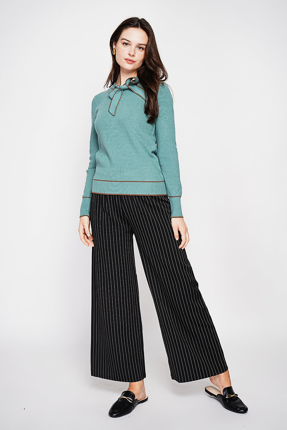 Two-tone V-neck sweater with knot and long sleeves