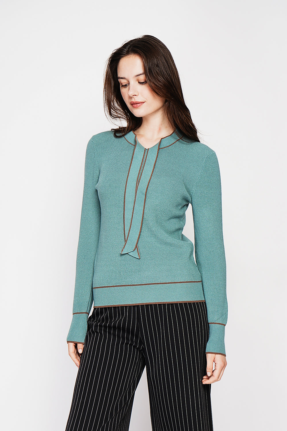Two-tone V-neck sweater with knot and long sleeves