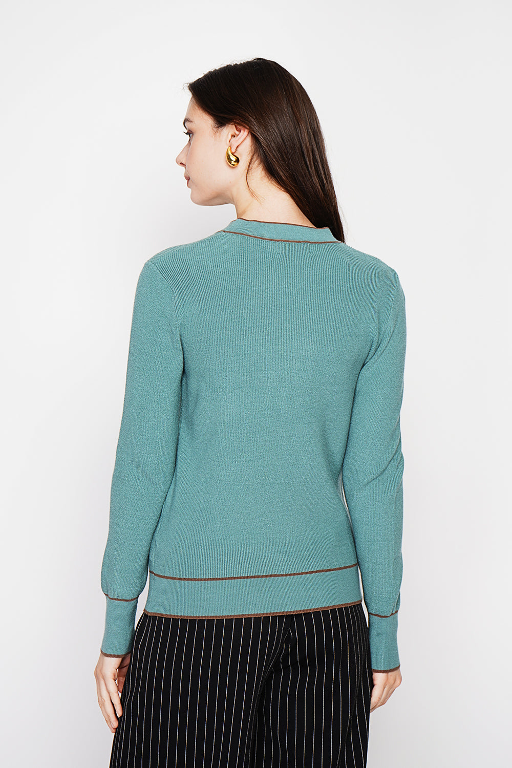 Two-tone V-neck sweater with knot and long sleeves