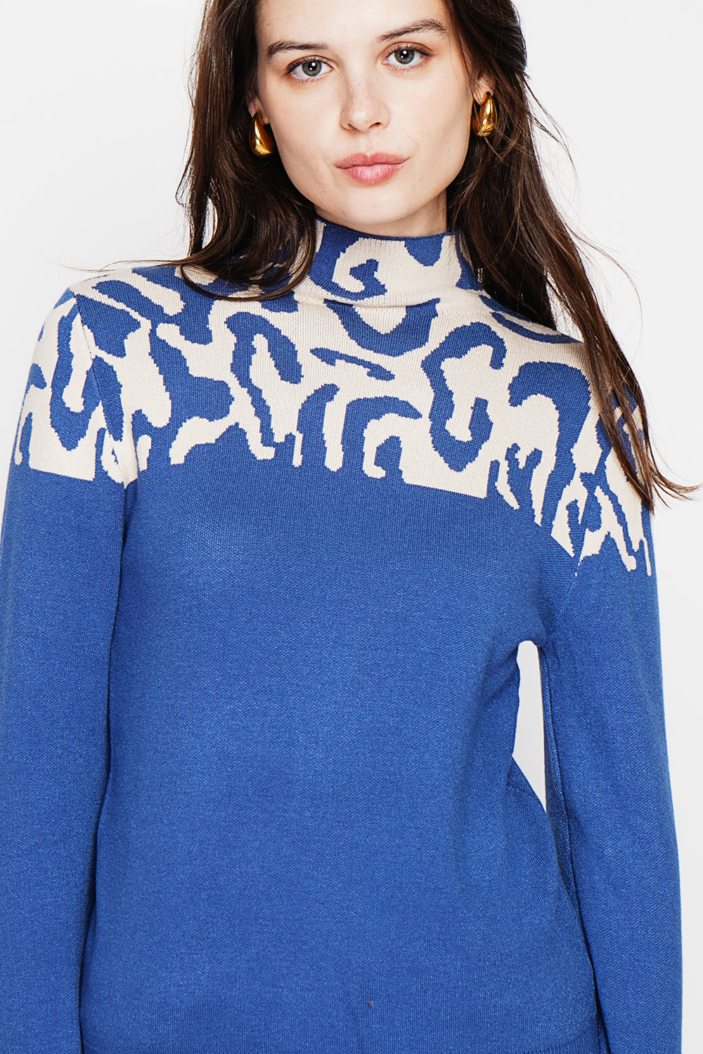 Pull col montant léopard – Bleu jean – C&Jo