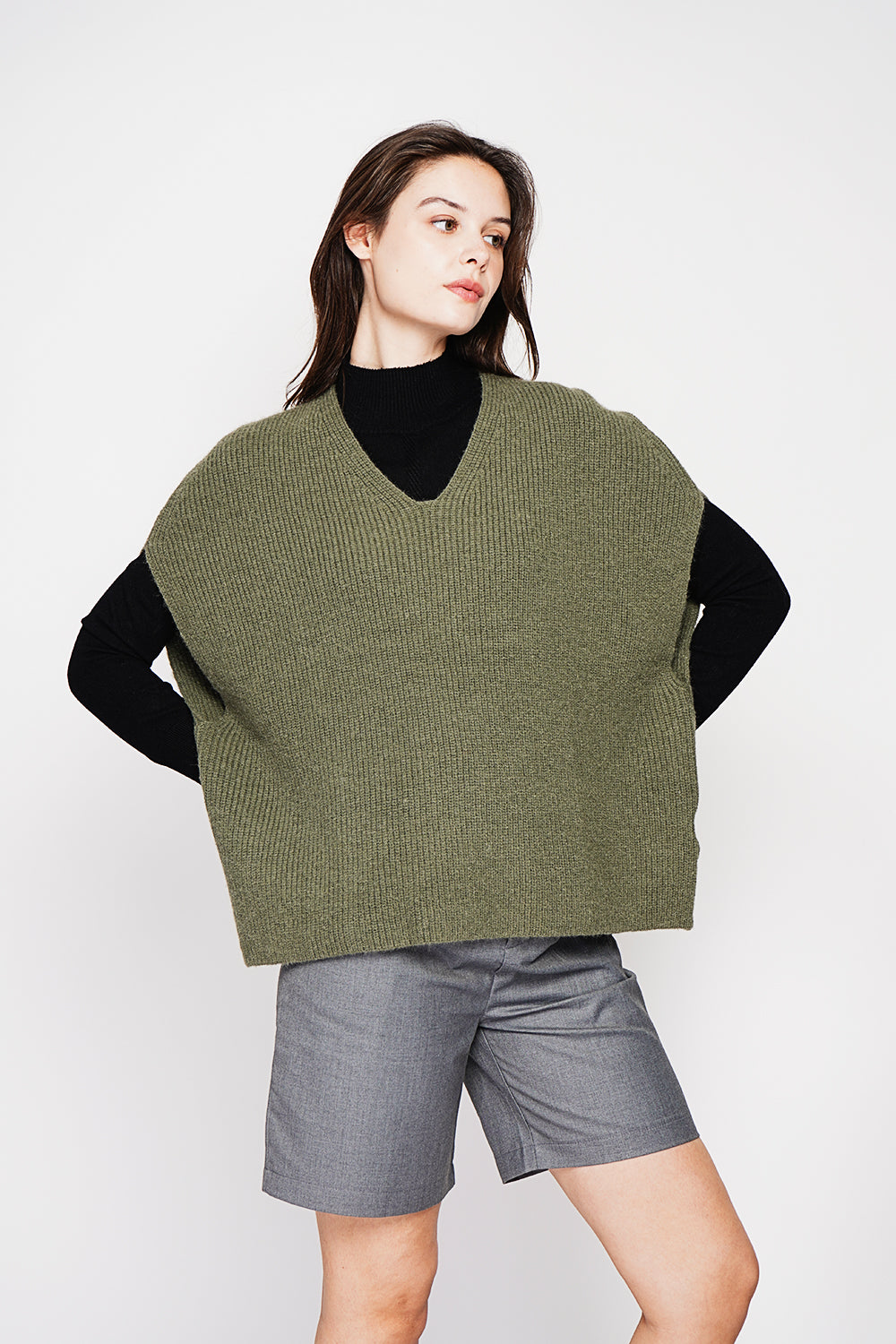 V-neck poncho sweater with fancy knit and oversized cut – Khaki – C&Jo