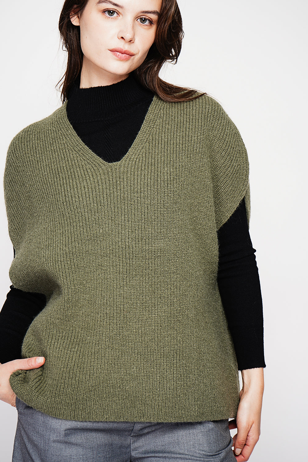 V-neck poncho sweater with fancy knit and oversized cut – Khaki – C&Jo