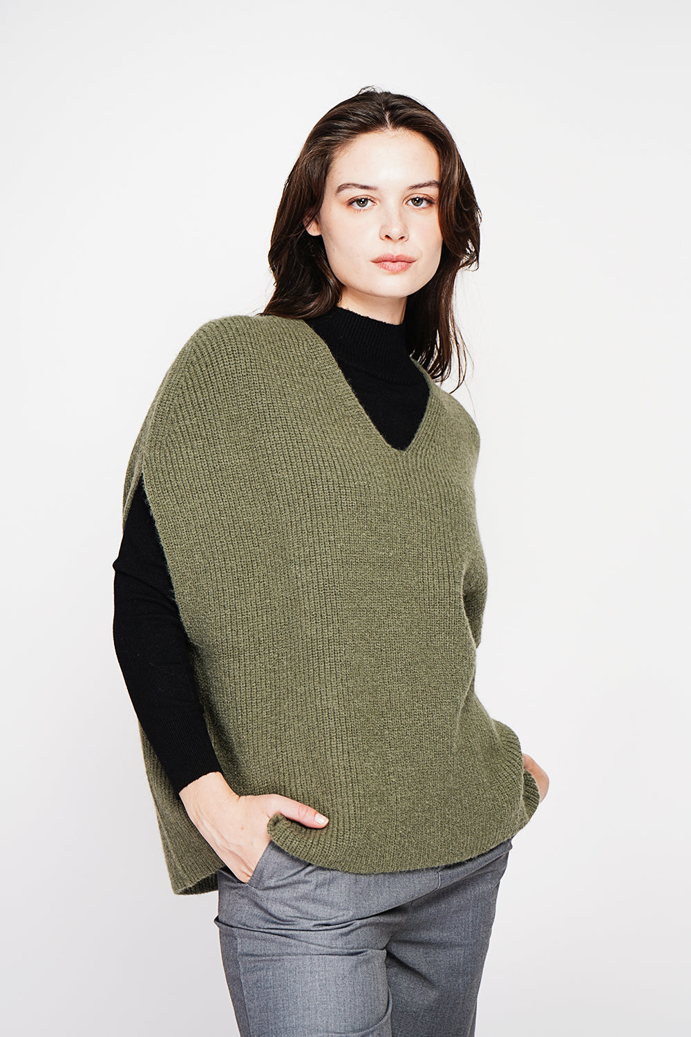 V-neck poncho sweater with fancy knit and oversized cut – Khaki – C&Jo