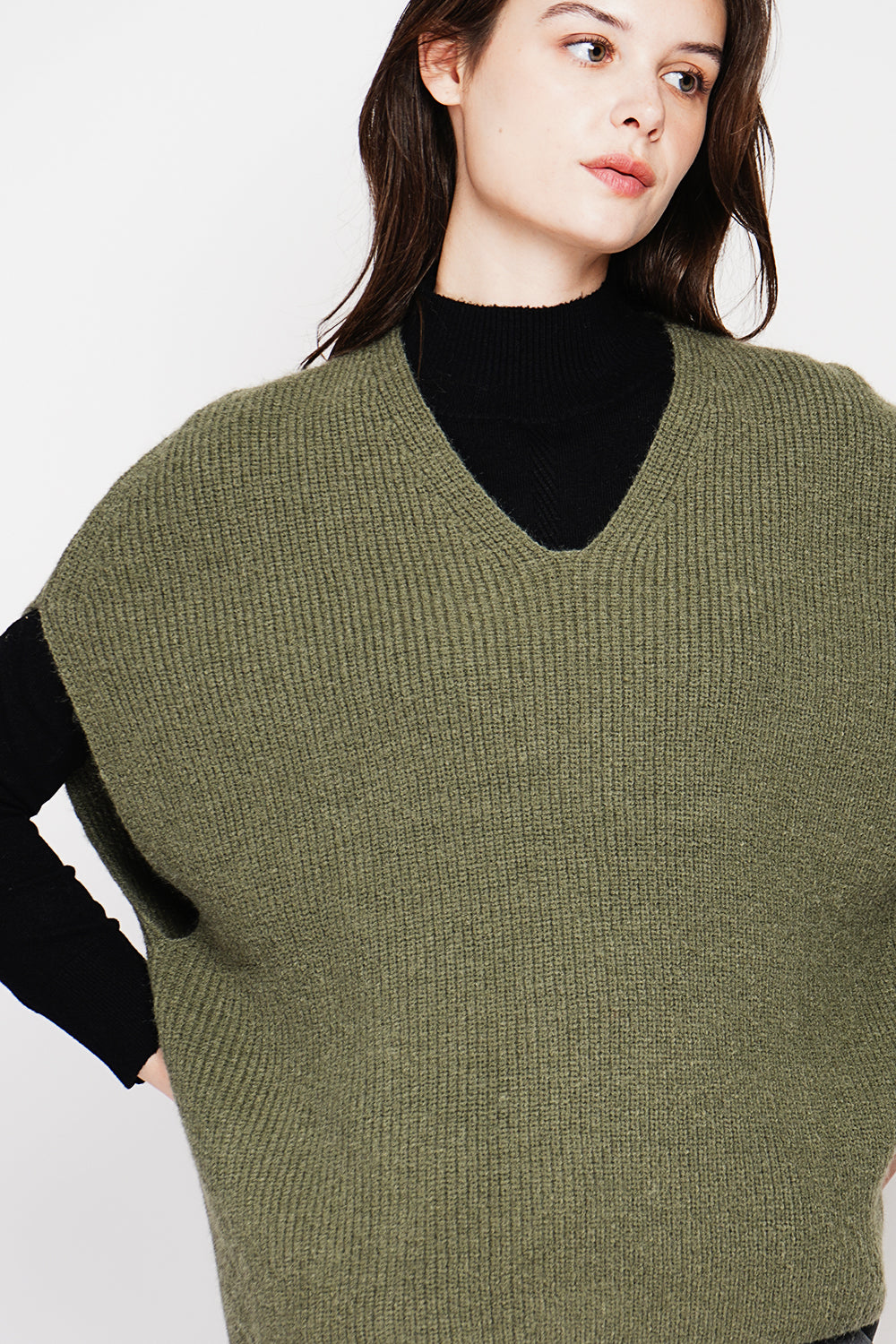 V-neck poncho sweater with fancy knit and oversized cut – Khaki – C&Jo