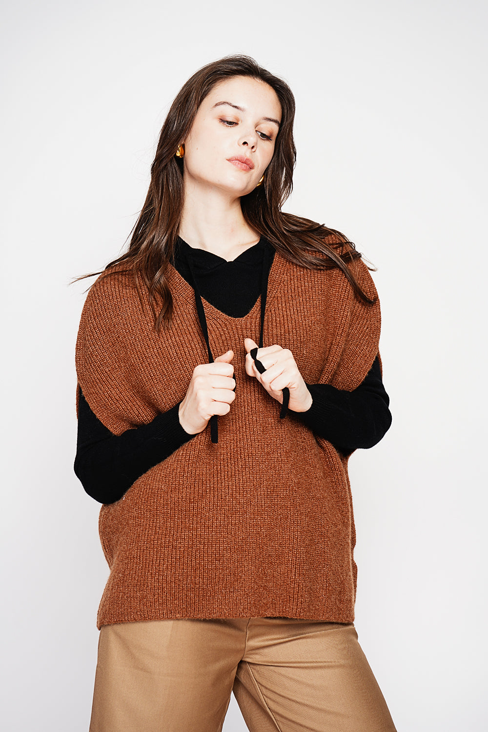 V-neck poncho sweater with fancy knit and oversized cut – Brown – C&Jo