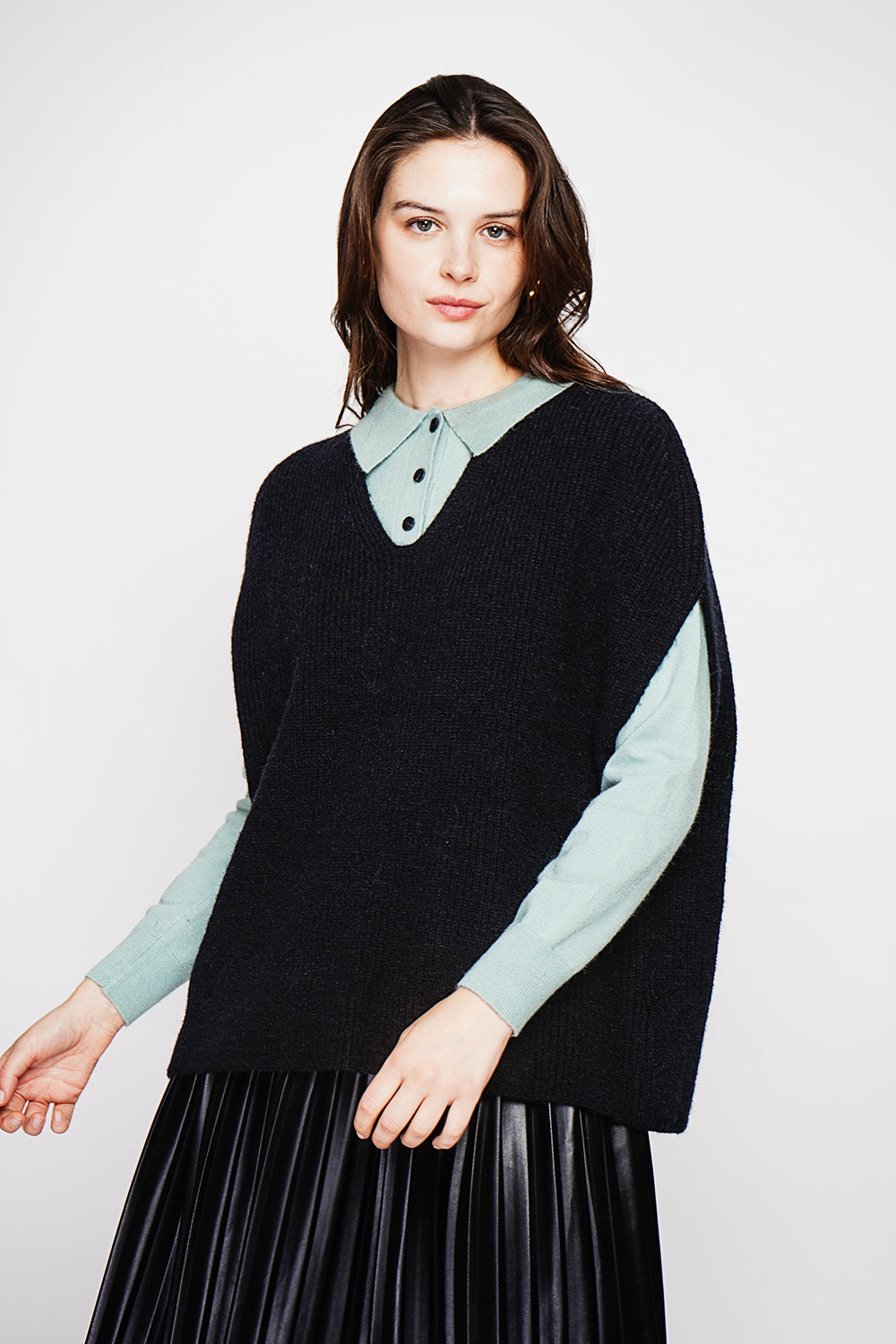 V-neck poncho sweater with fancy knit and oversized cut – Black – C&Jo