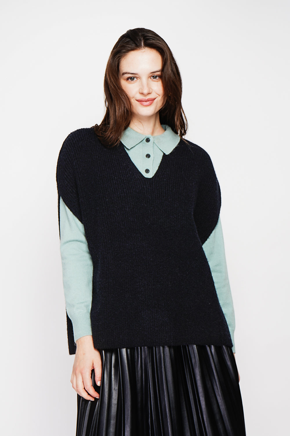 V-neck poncho sweater with fancy knit and oversized cut – Black – C&Jo