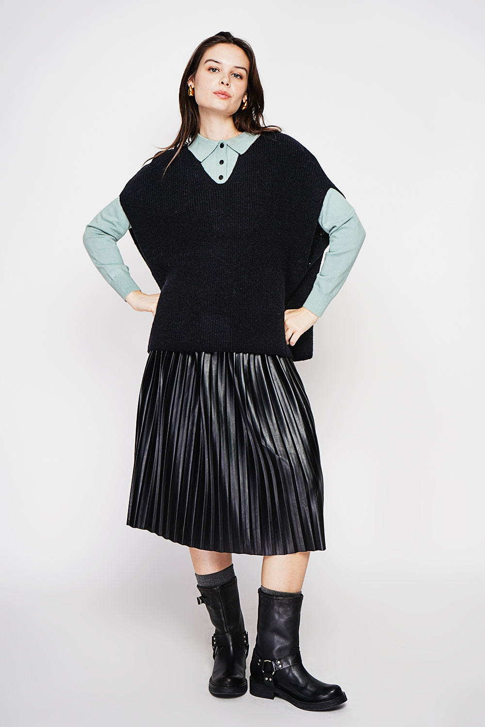 V-neck poncho sweater with fancy knit and oversized cut – Black – C&Jo