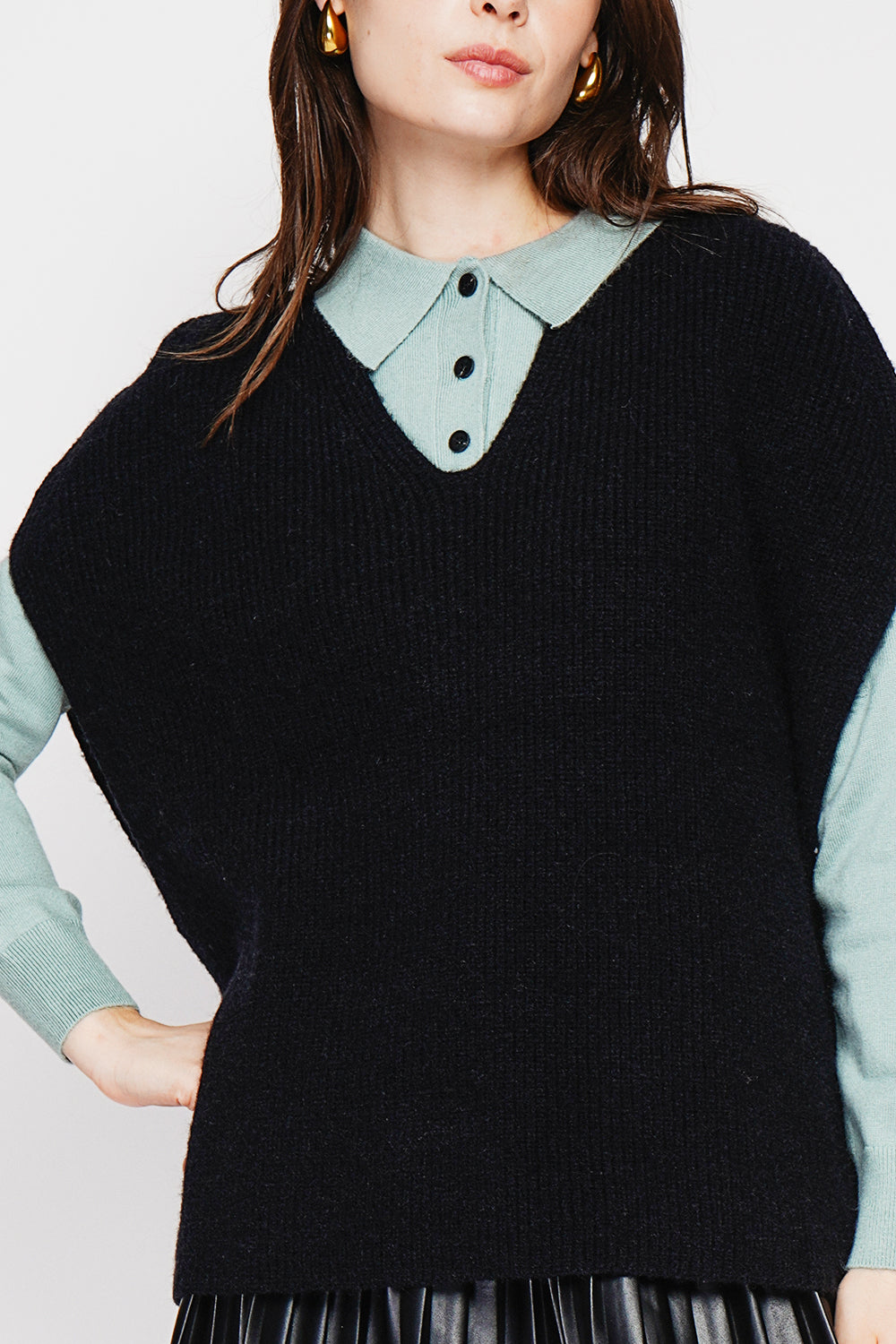 V-neck poncho sweater with fancy knit and oversized cut – Black – C&Jo