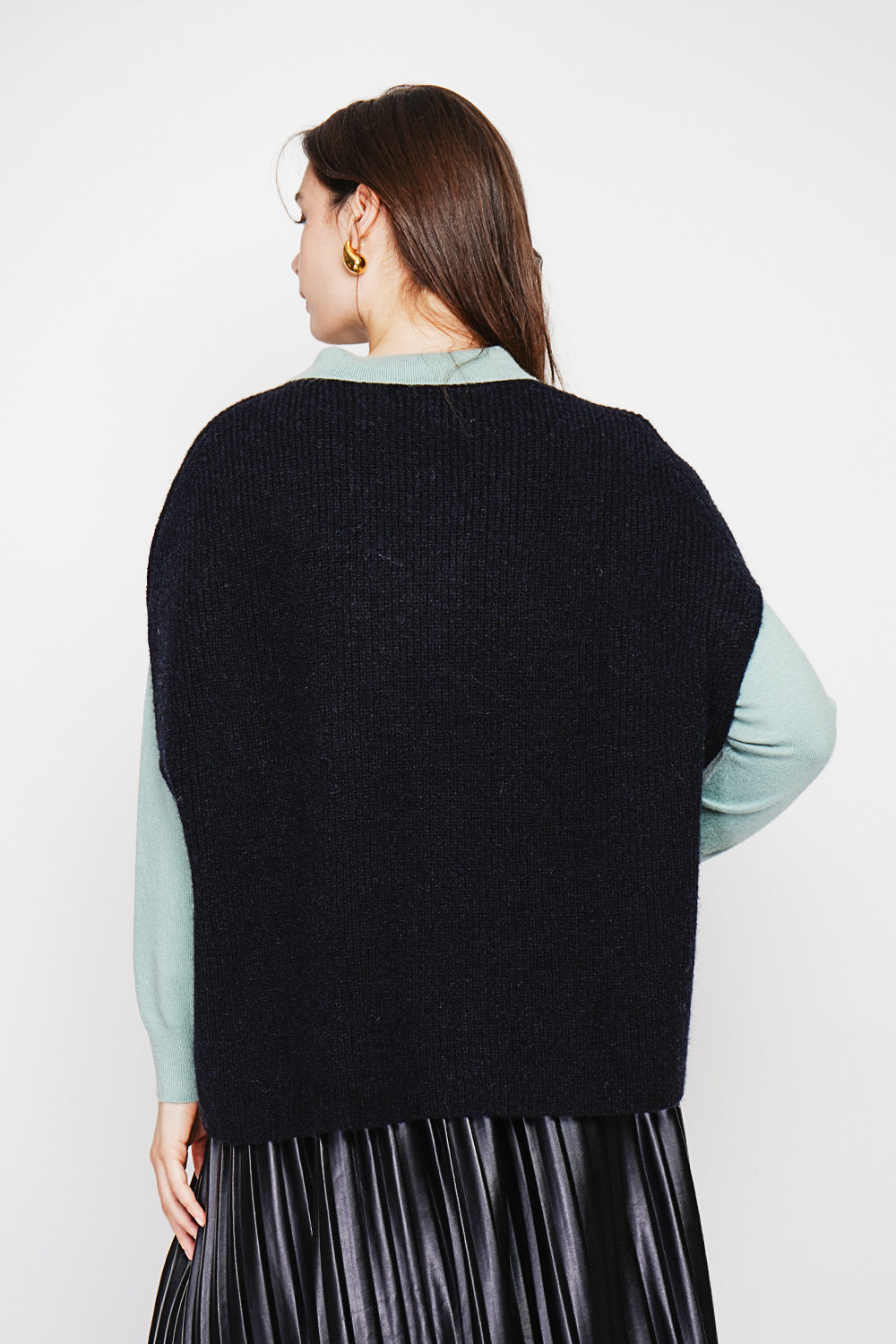 V-neck poncho sweater with fancy knit and oversized cut – Black – C&Jo