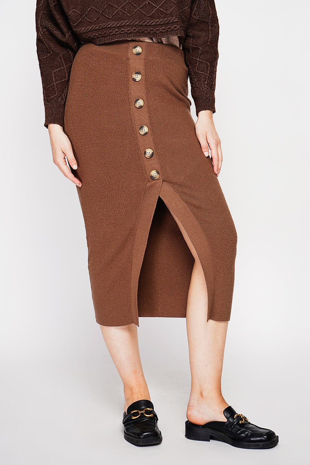 Long ribbed skirt with buttoned front