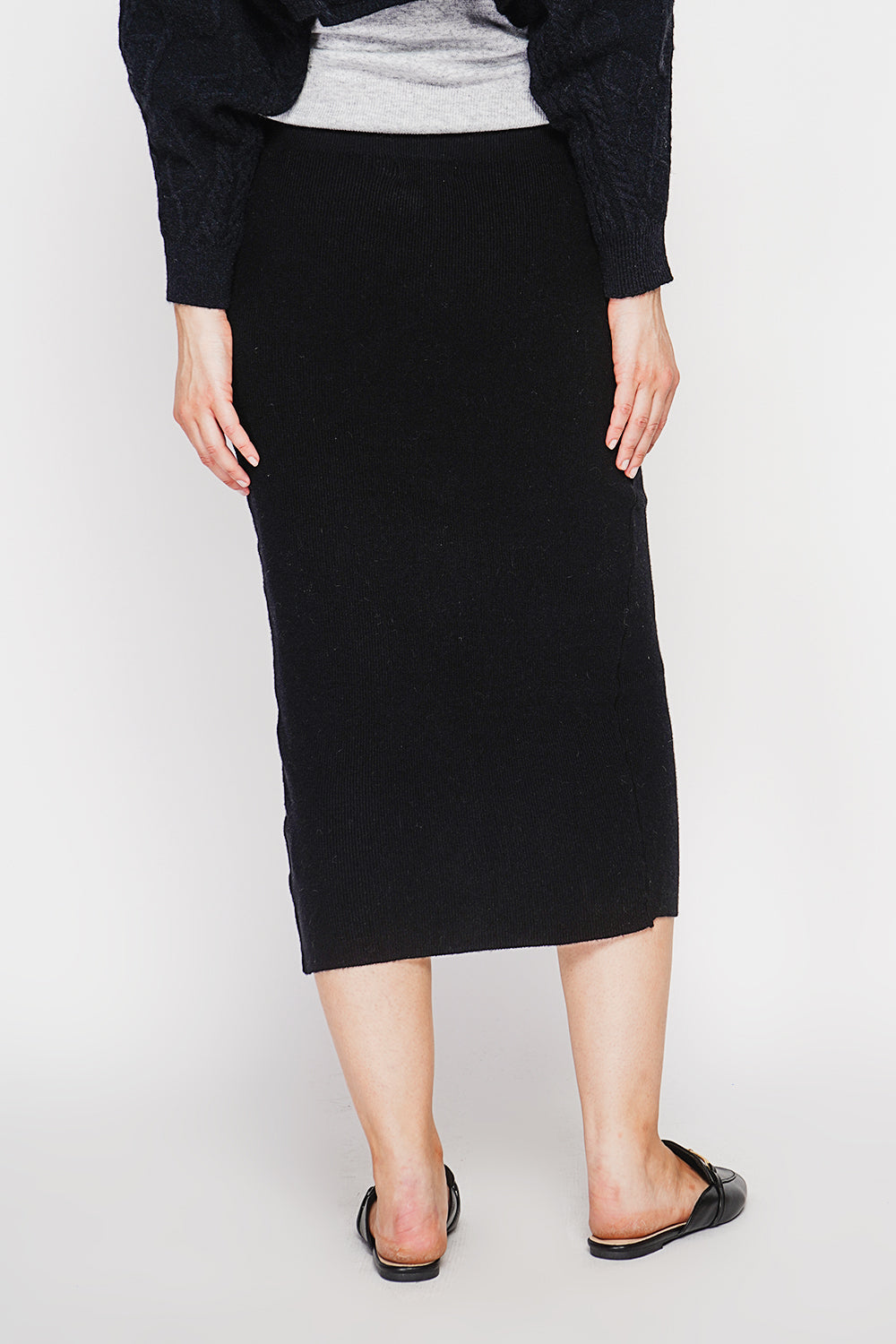 Long ribbed skirt with buttoned front