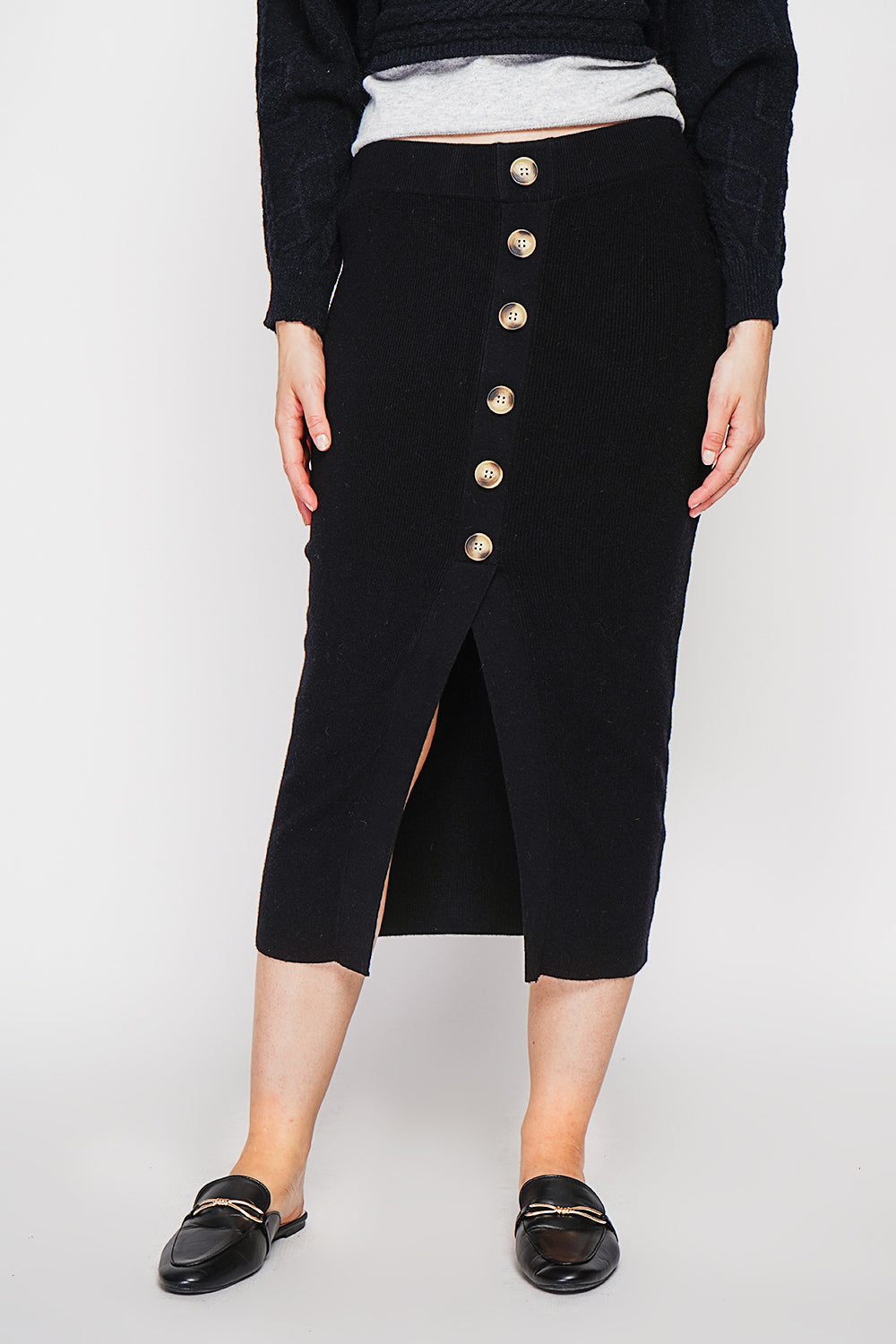 Long ribbed skirt with buttoned front